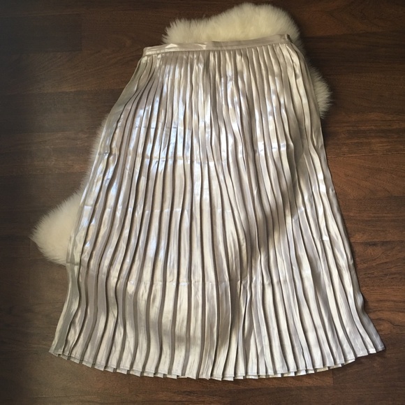 H&M Dresses & Skirts - 🆕 H&M silver metallic pleated skirt 🆕